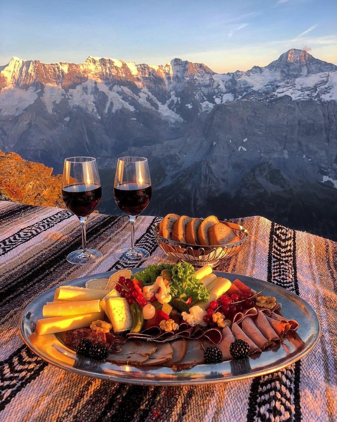 Вечерний ужин в горах