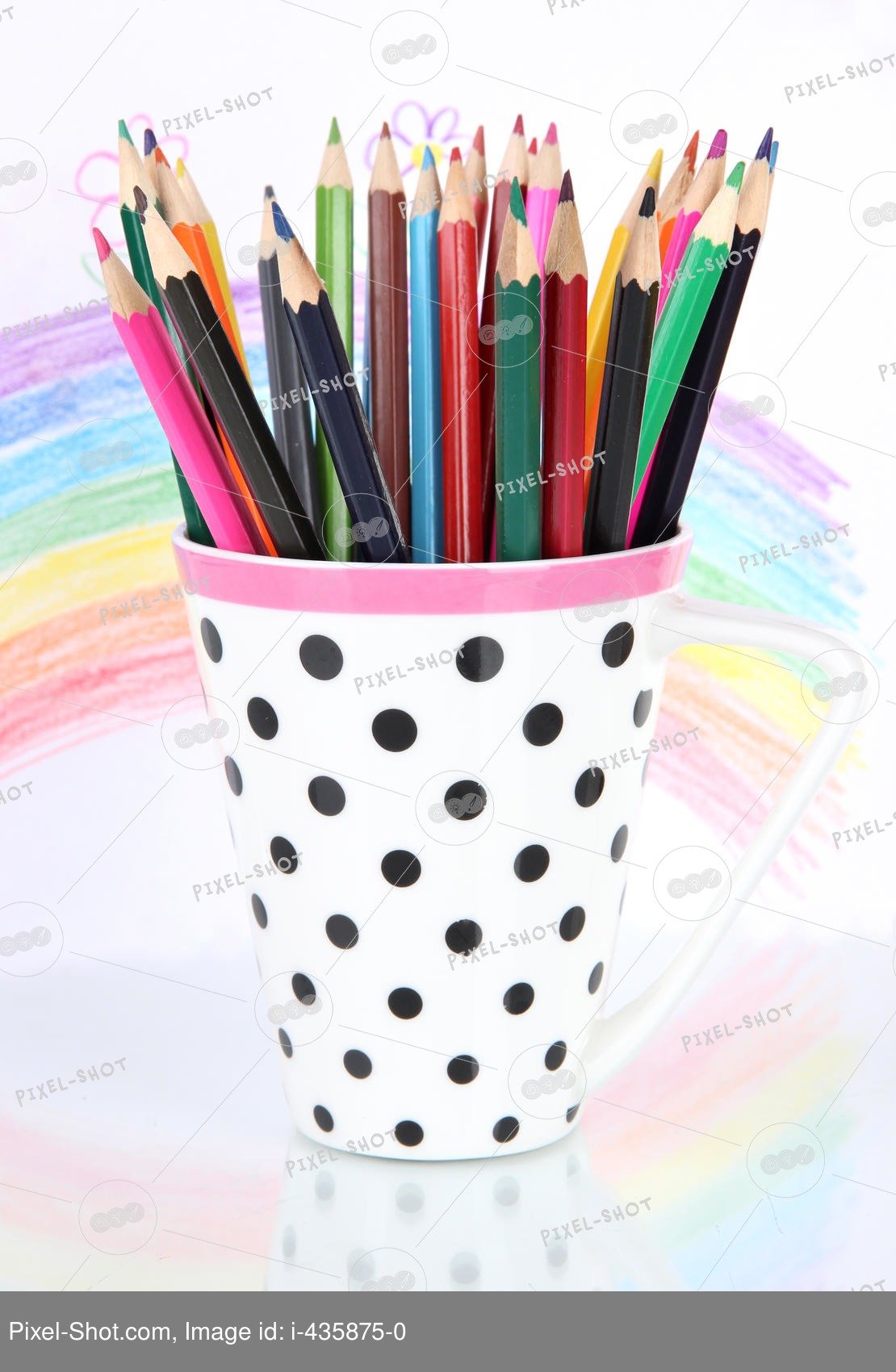 Цветные карандаши в стакане