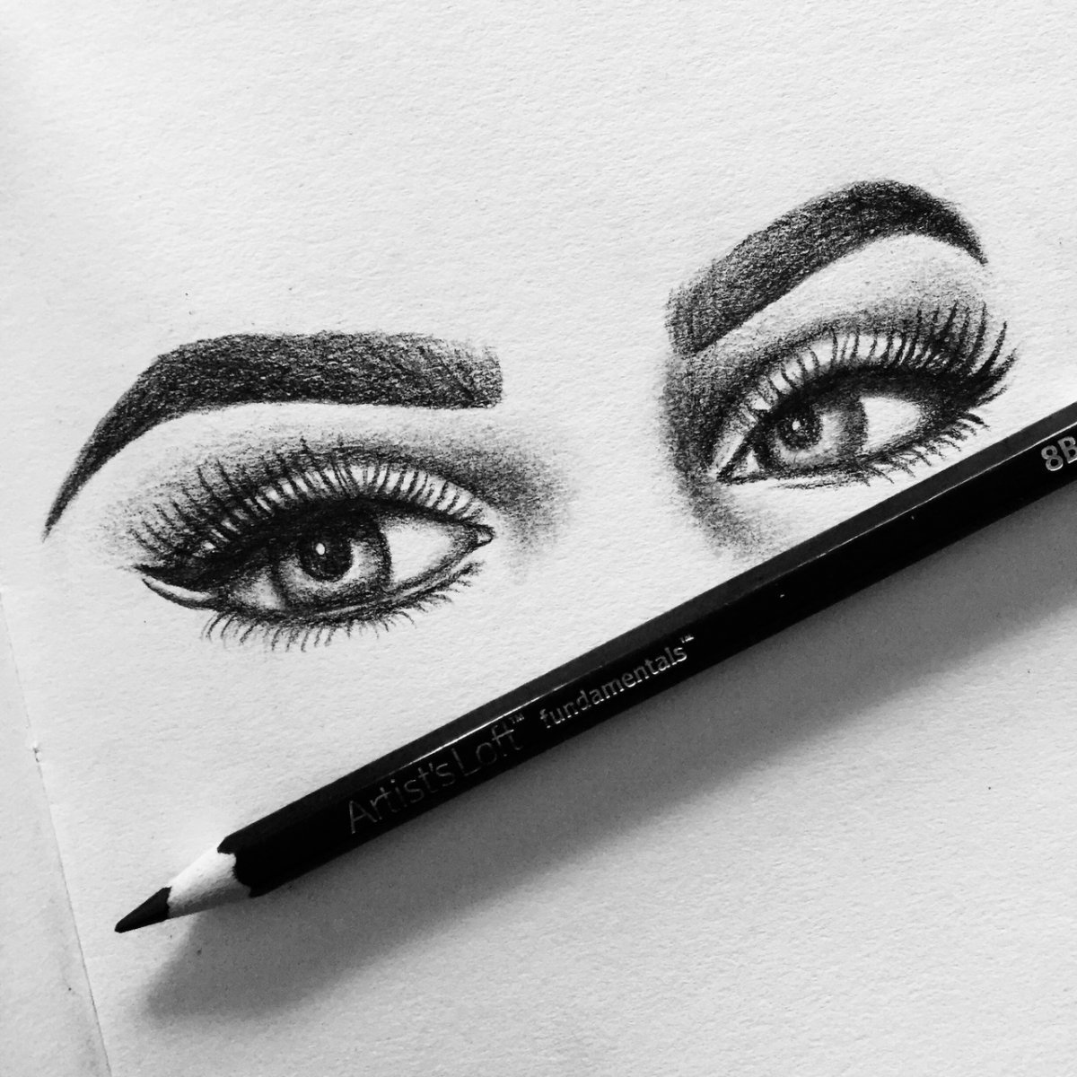 Карандаш для бровей чёрный