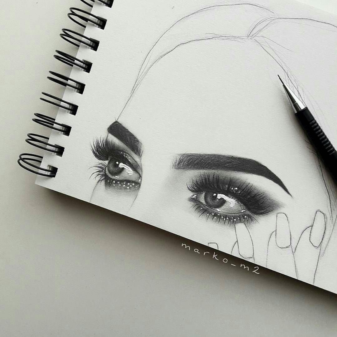 Эскиз бровей на бумаге