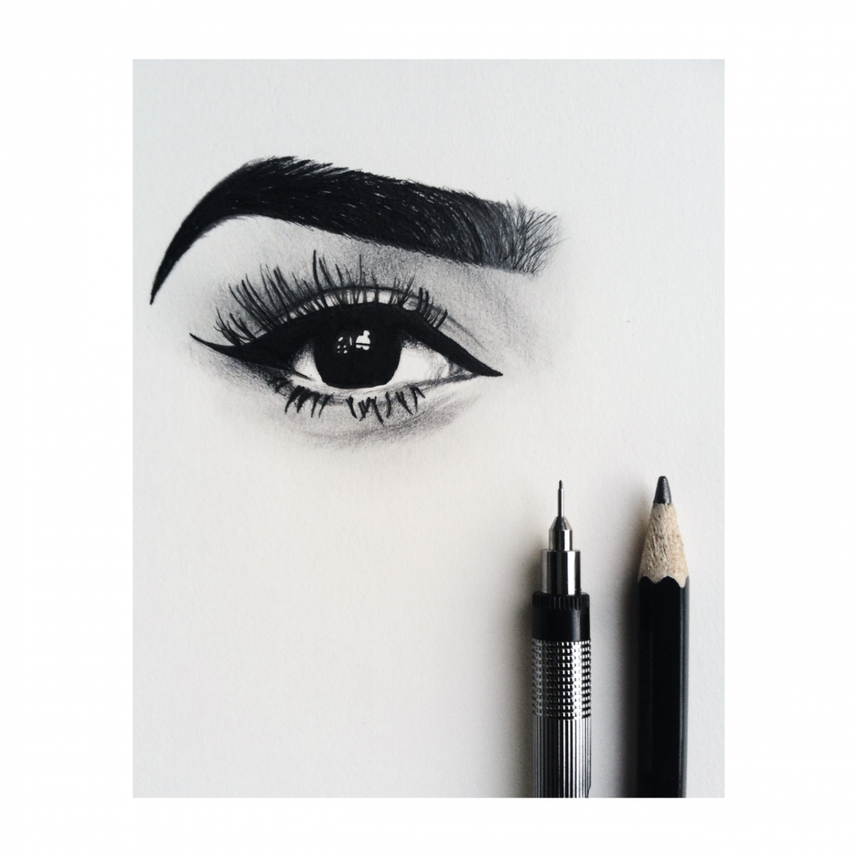 Красивые брови на белом фоне