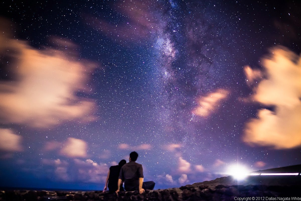 Слушать песню я так люблю звездную. Звездное небо космос. Звездное небо пара. Звездное небо и человек. Пара на фоне звездного неба.