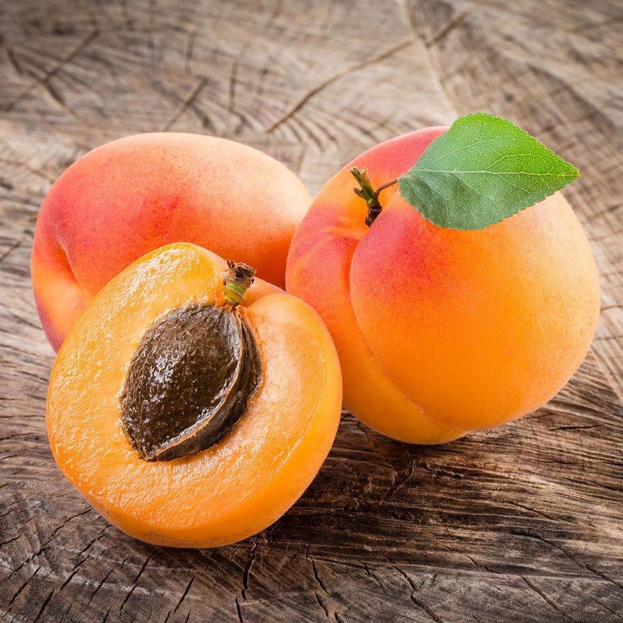 Абрикос на белом фоне