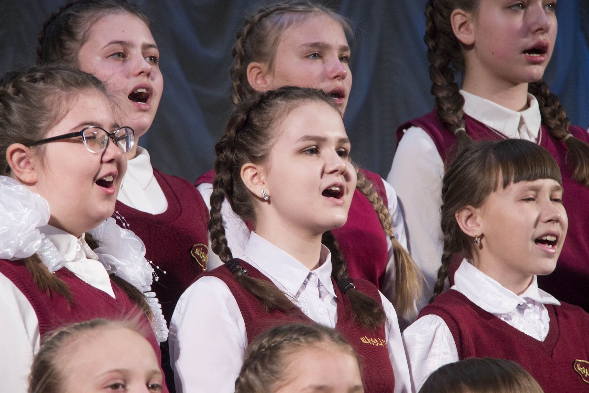 Школа хор 2. Пение в Хоре. Школьники поют. Дети поют в Хоре. Девочка поет в Хоре.
