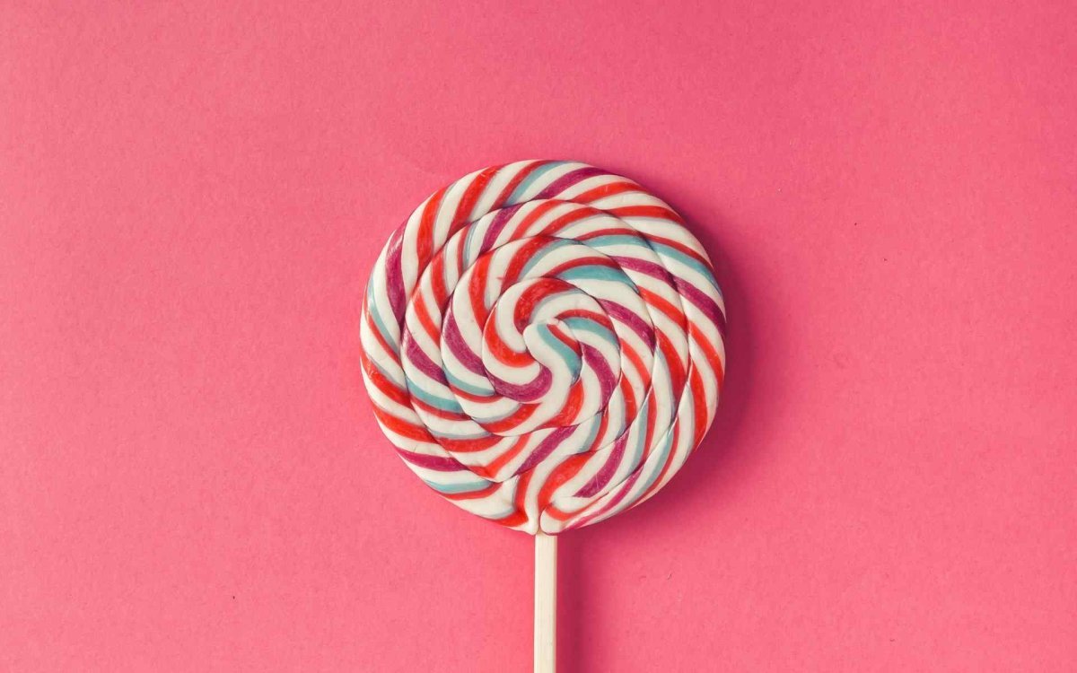 Яркий леденец на палочке