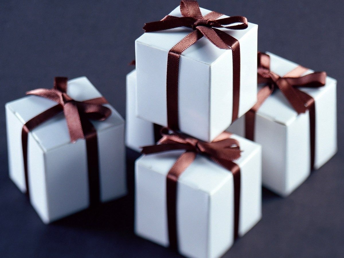 Много коробок с подарками