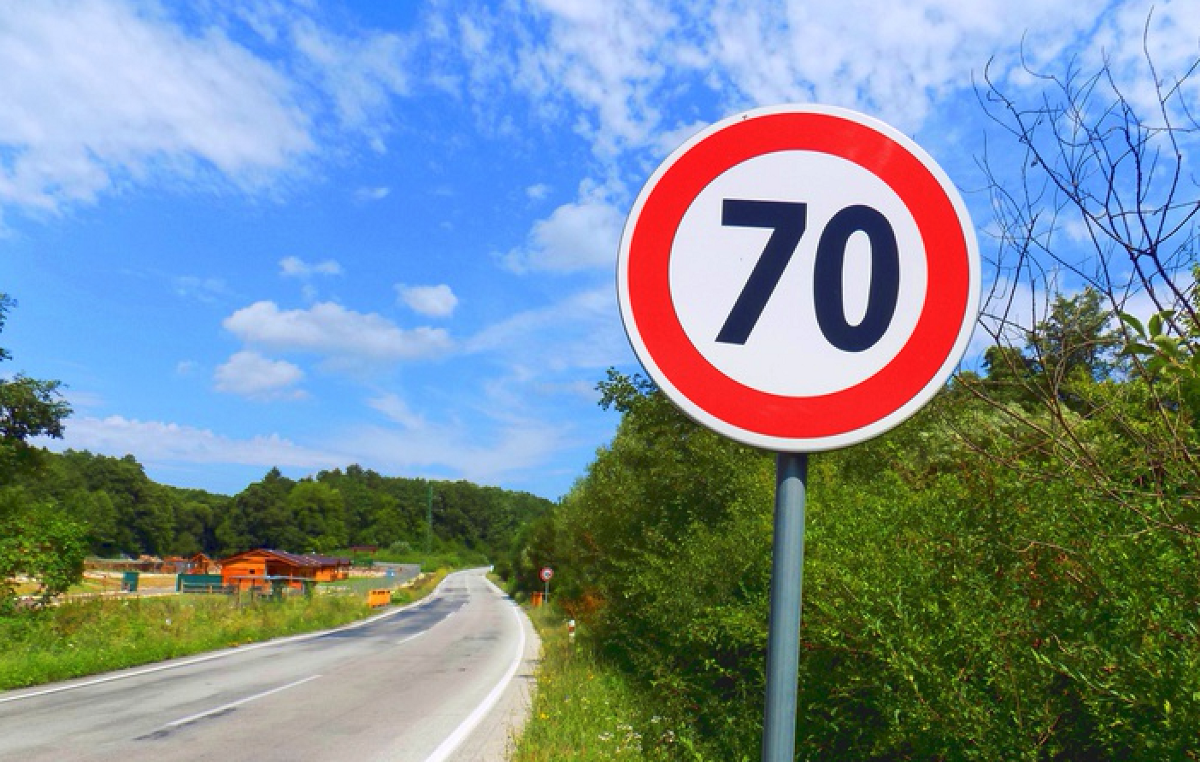 Дорожные знаки над дороге