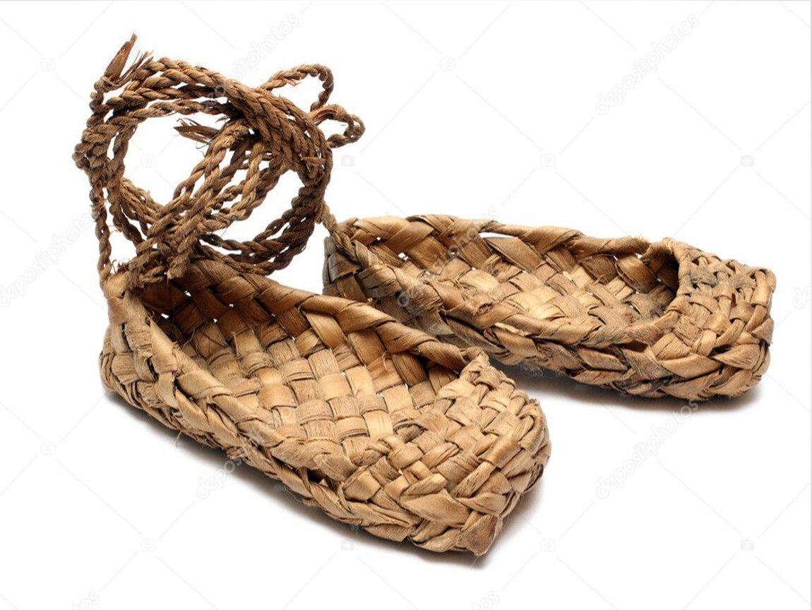 Лапти на белом фоне