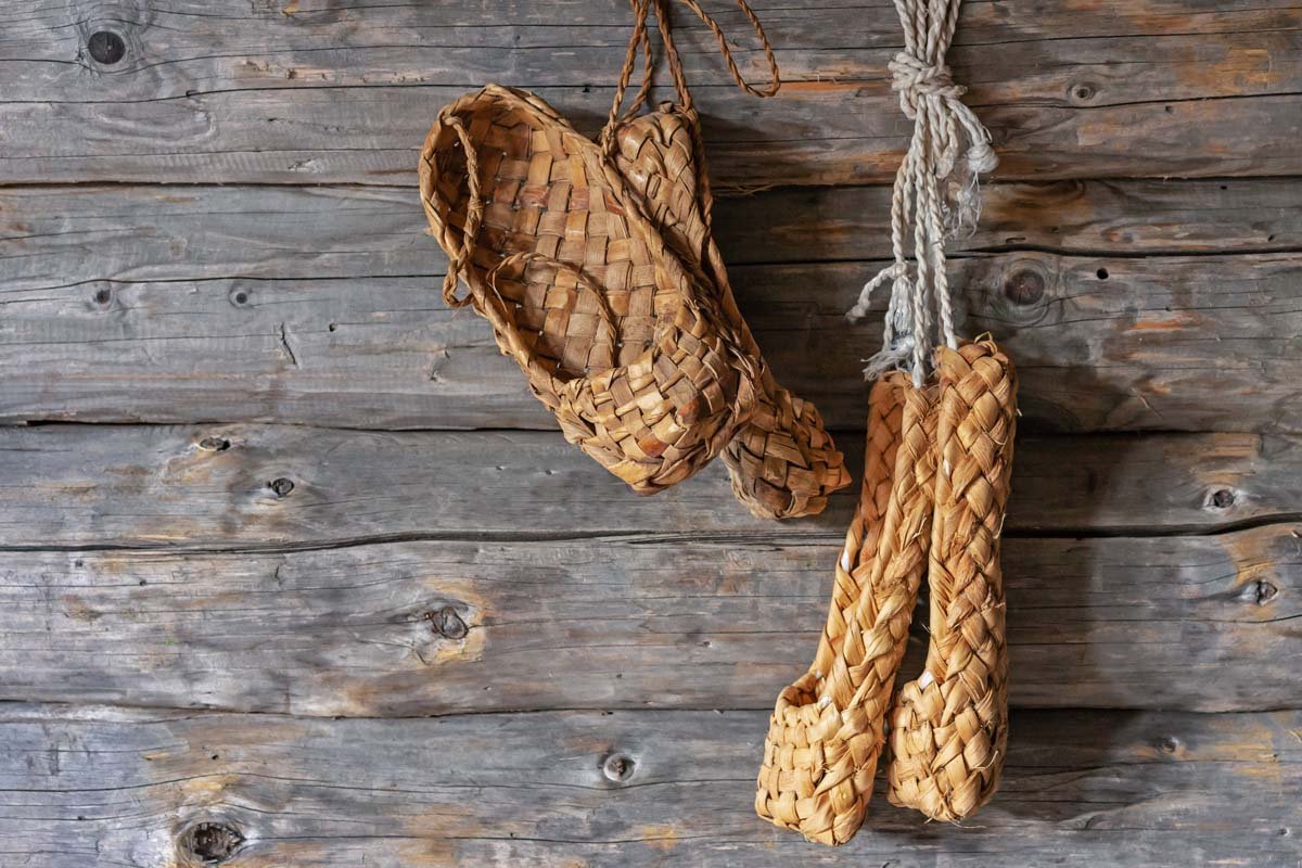 Лапти висят