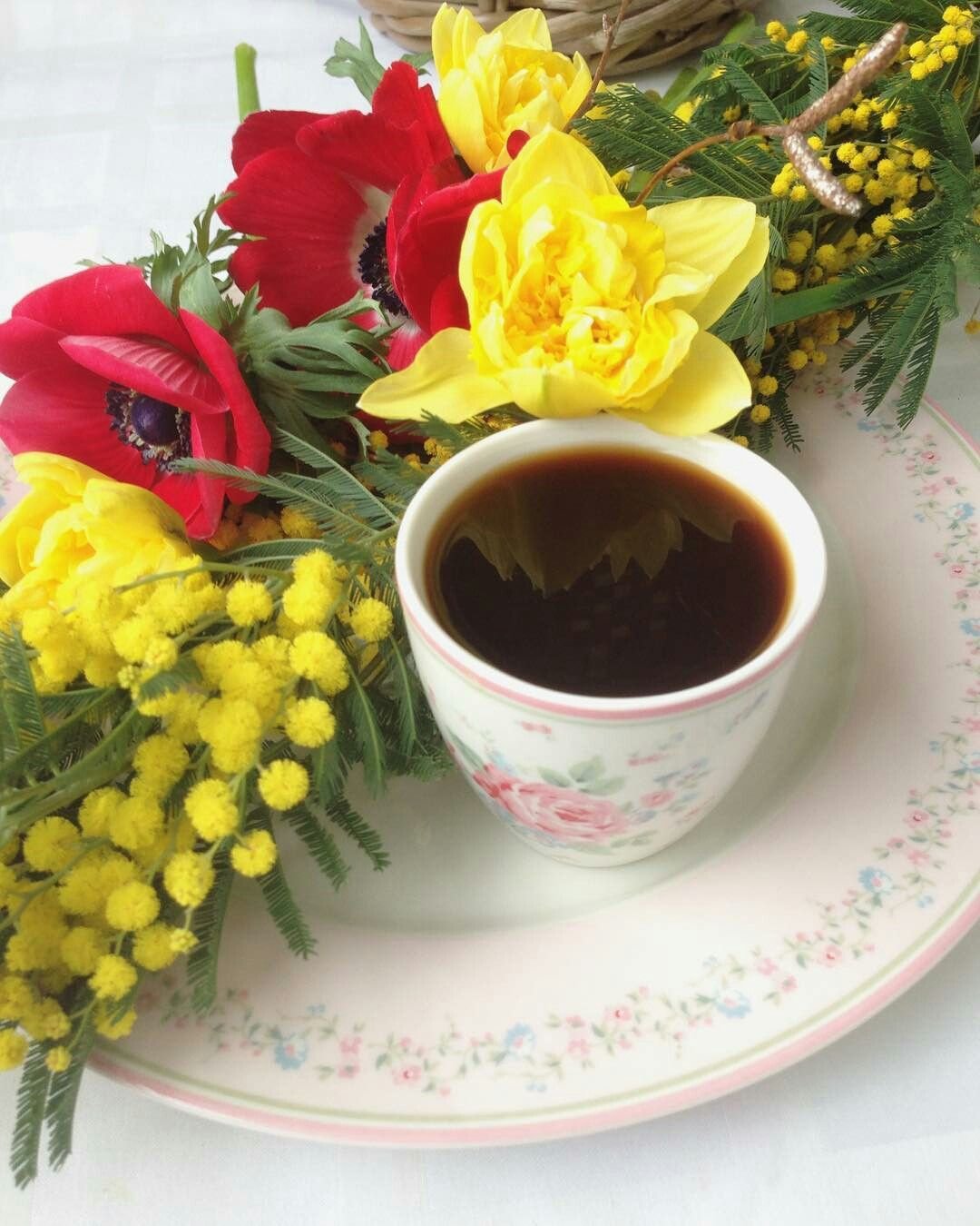 Яркие кофейные чашки