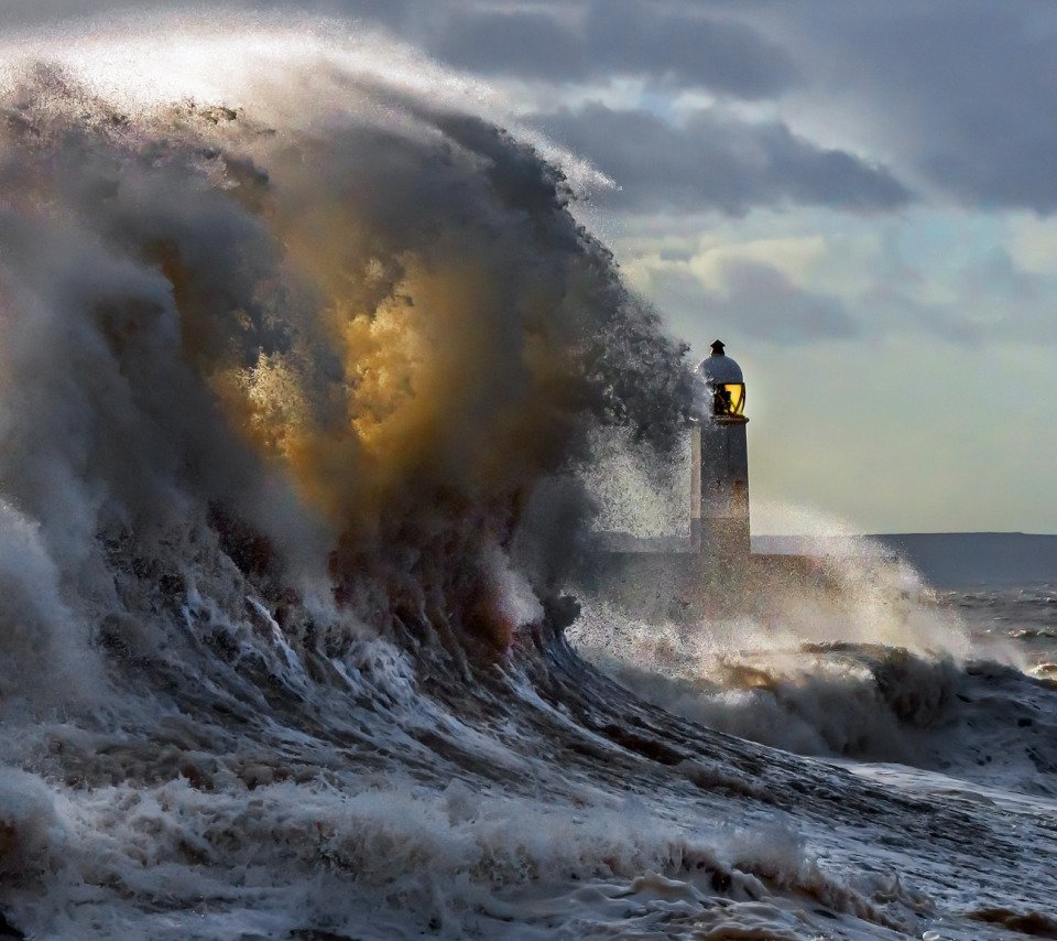 Маяк и волны