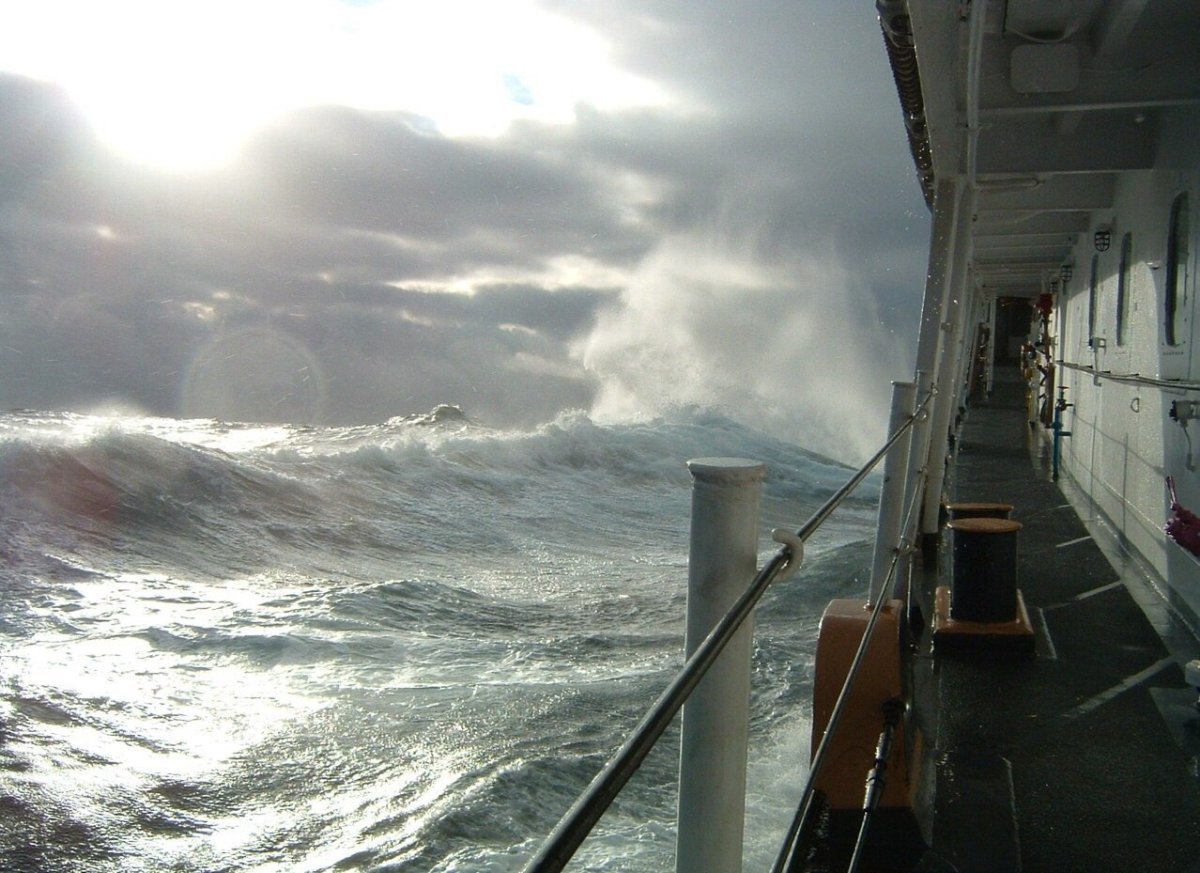 Толбухин Маяк в шторм