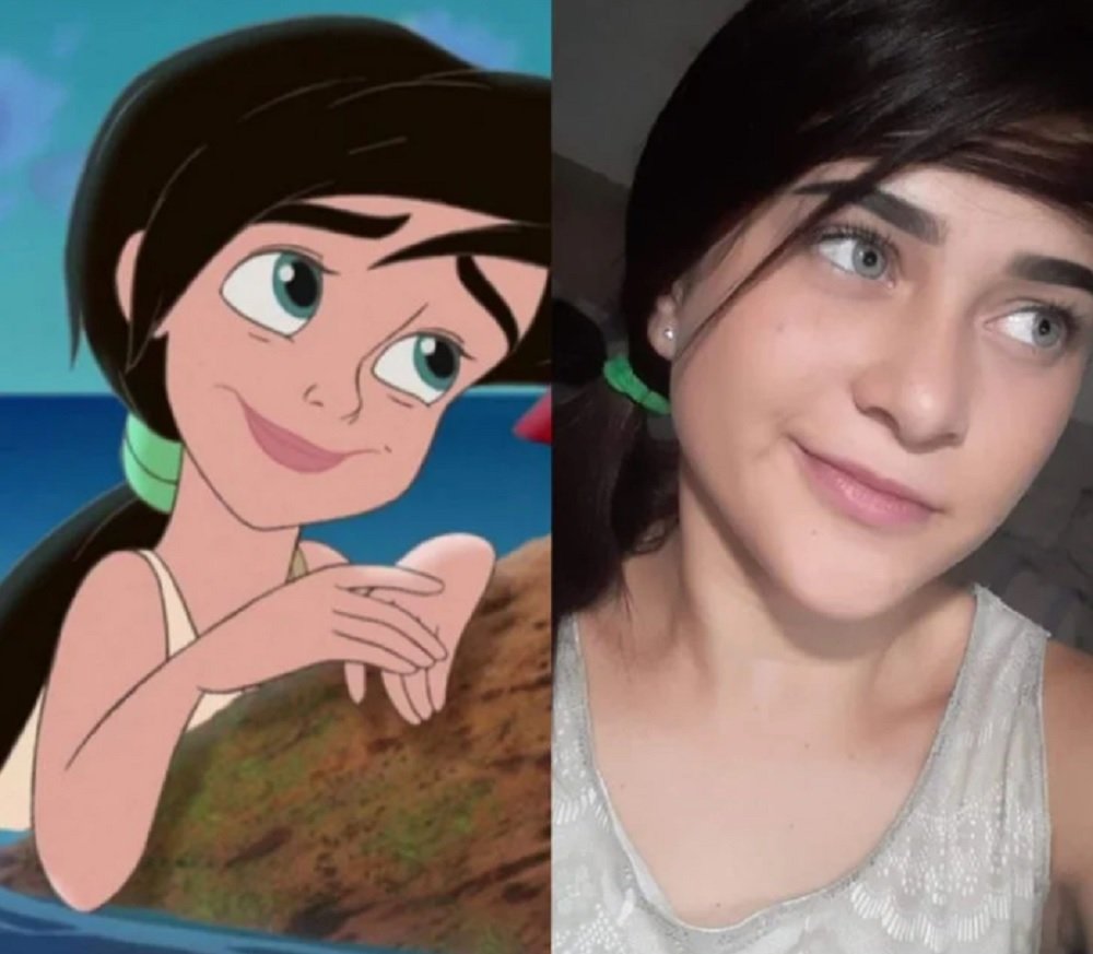 Девушки в бассейне ожидание реальность