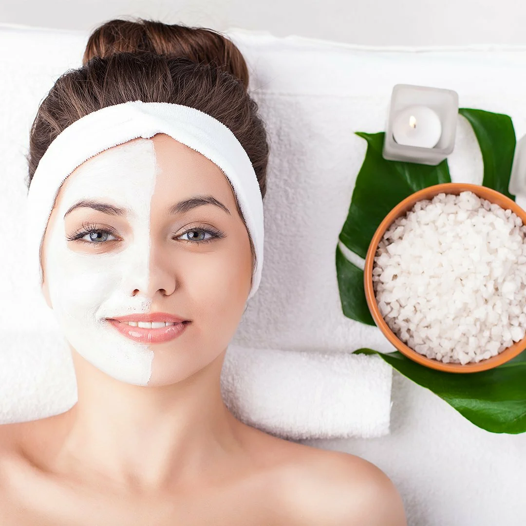 Девушка в косметической маске