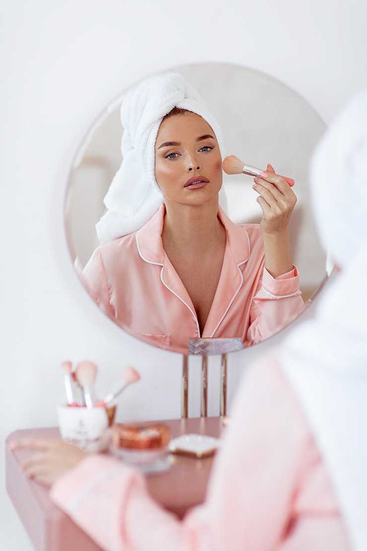 Девушка ухаживает за собой