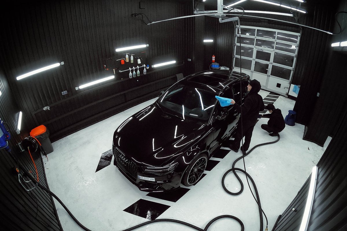 Автомобиль на подъемнике в автосервисе