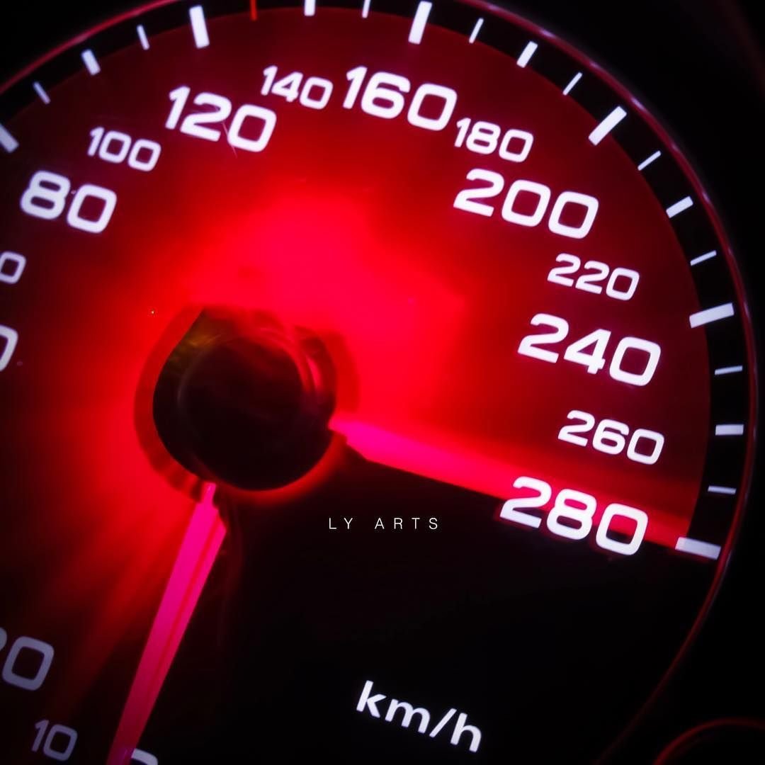 Картинка спидометра на большой скорости