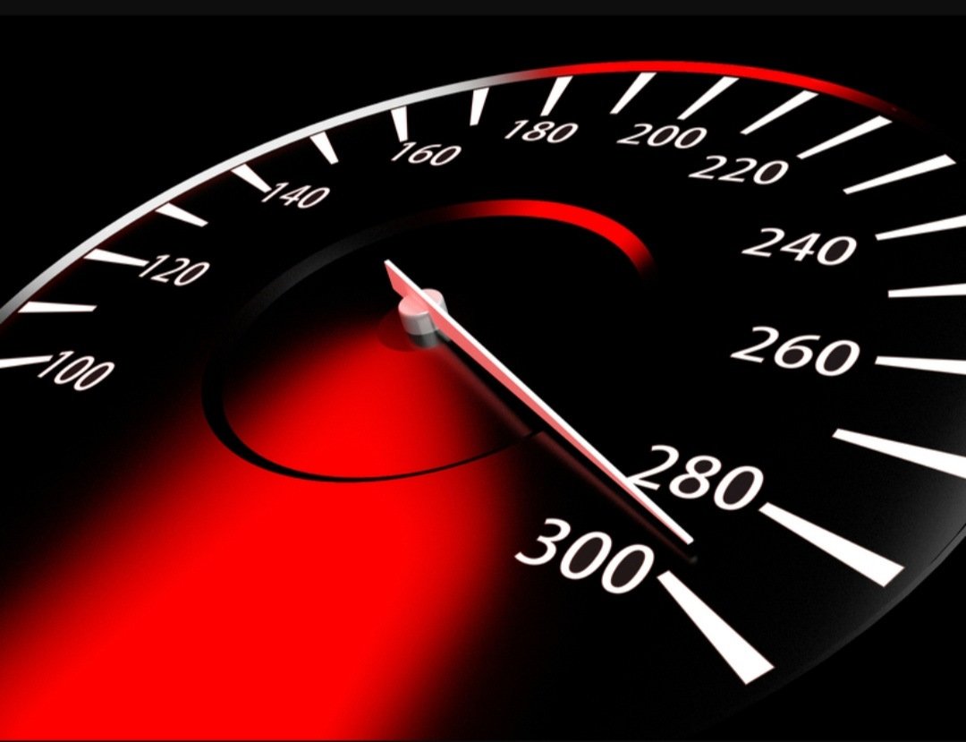 Спидометр автомобиля на скорости