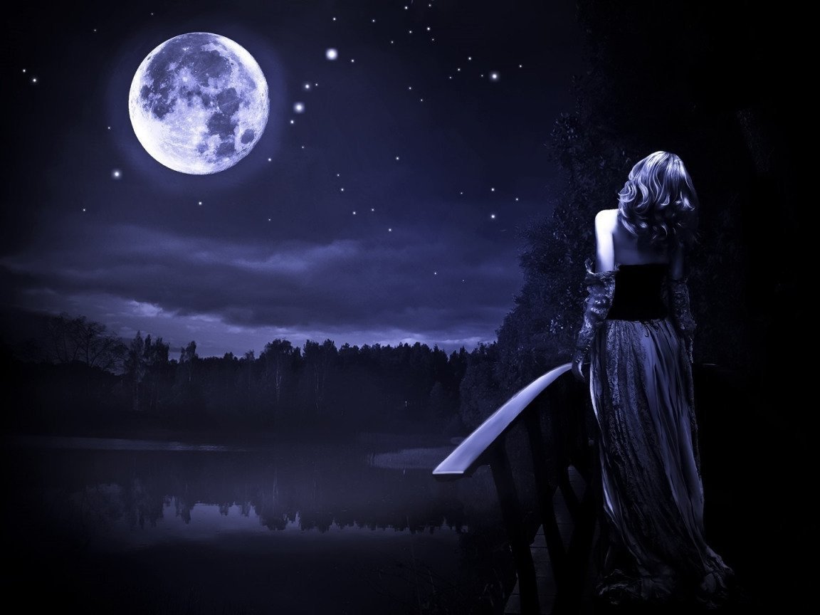 Девушка в свете Луны