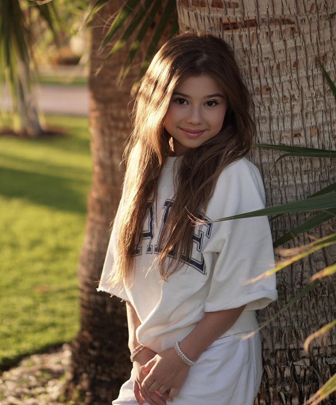 Милана Хаметова в оранжевой одежде