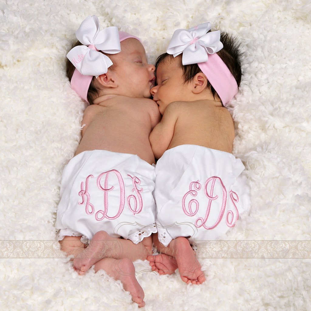 Ава малышей двойняшек