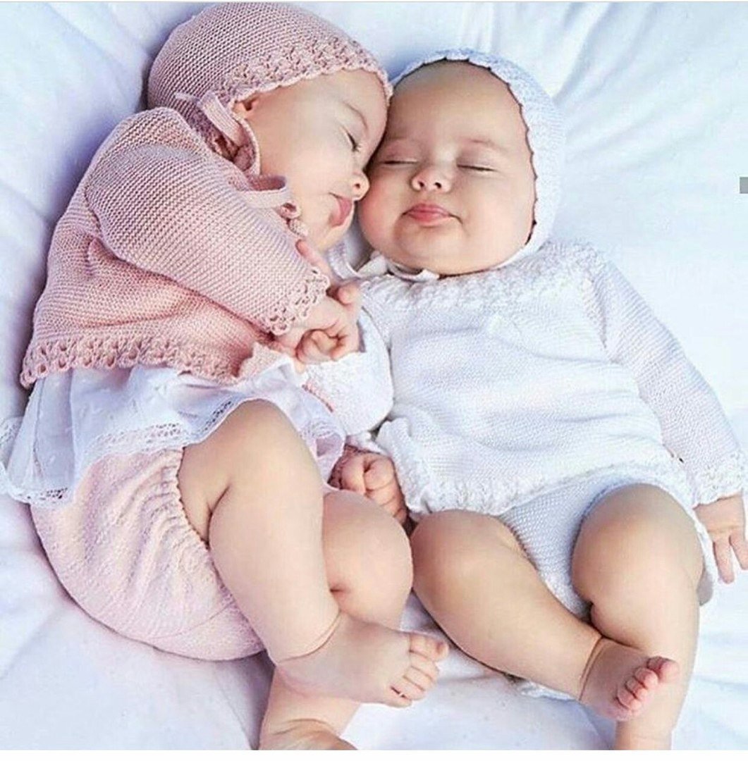 Малыши двойняшки мальчик и девочка