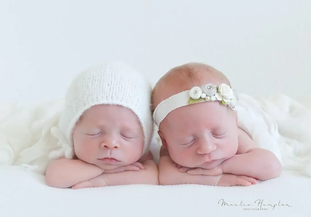 Дети двойняшки мальчик и девочка