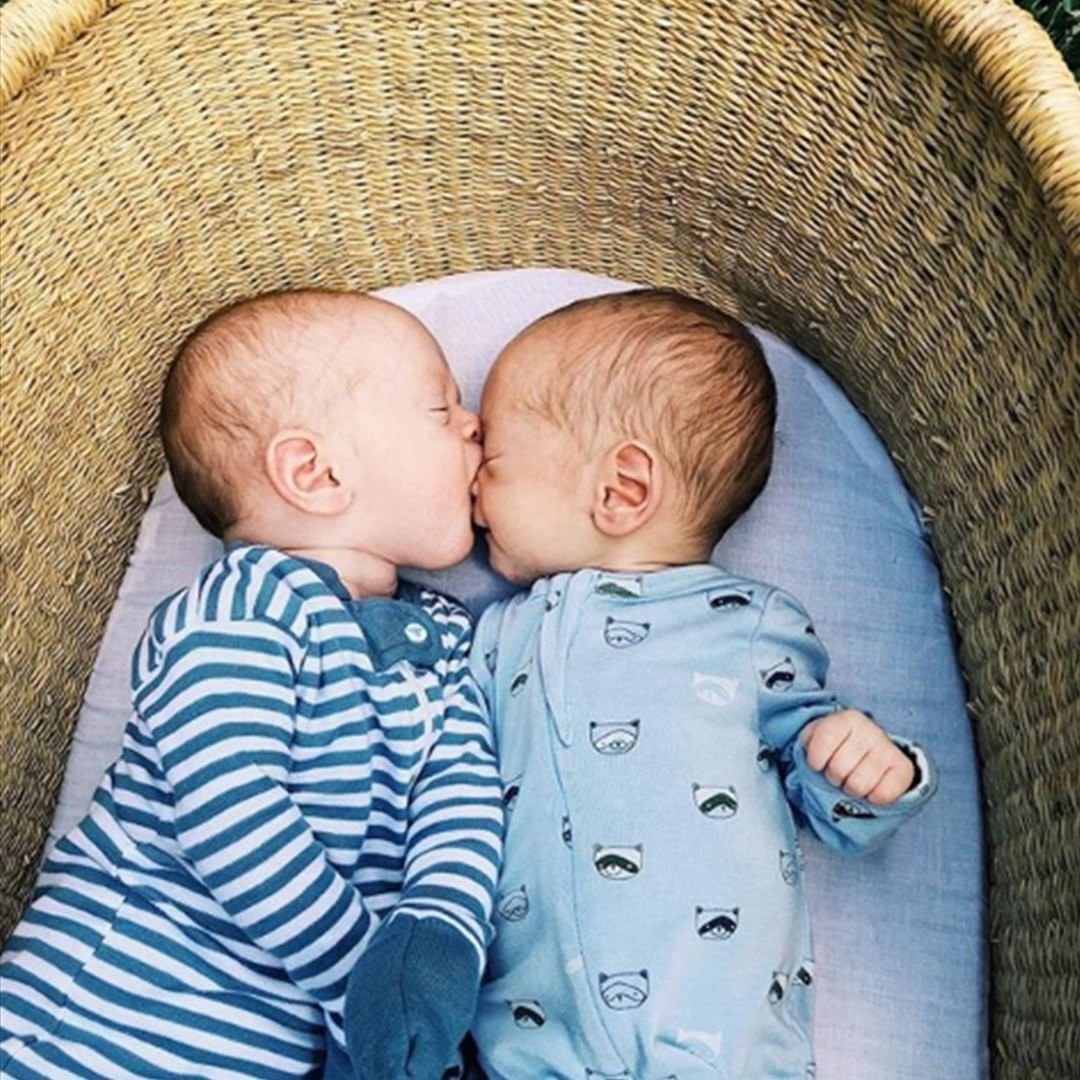 Милые двойняшки