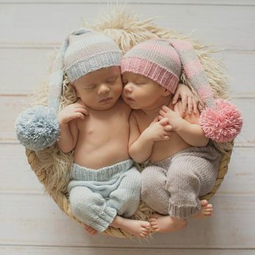 Малыши мальчик и девочка