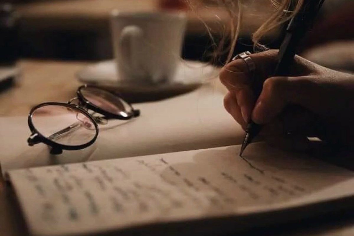 Девушка ведет дневник