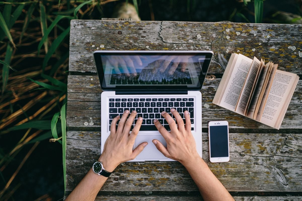 Человек пишущий письмо