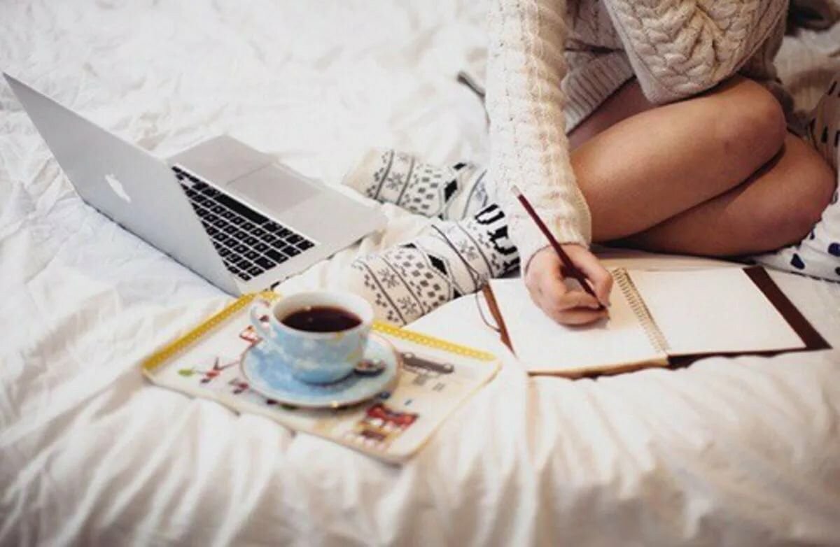 Девушка с записной книжкой на подоконнике