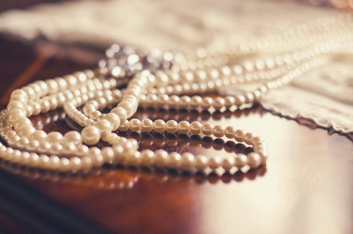 Бусы на столе