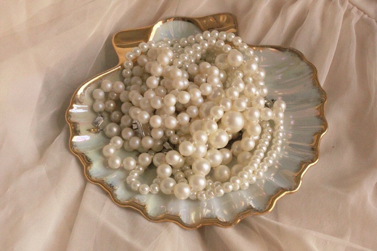 Женщина в бусах