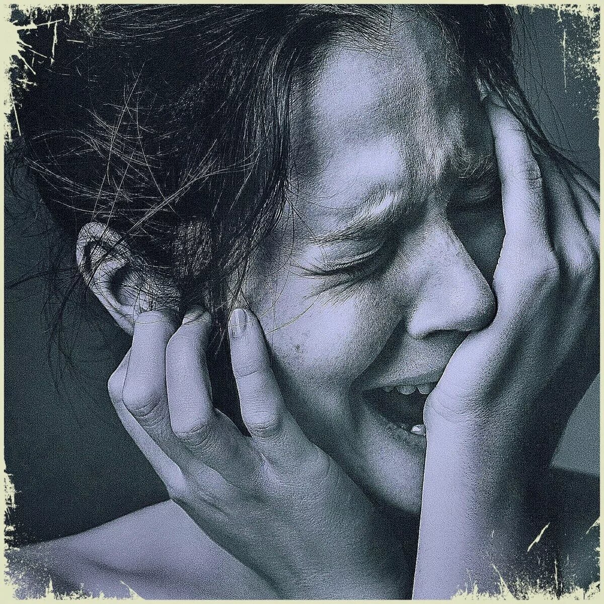 Женщина плачет