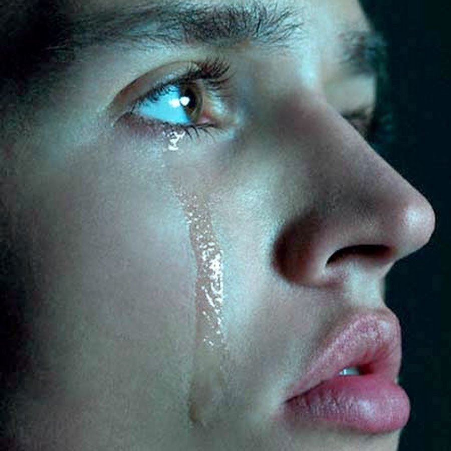 Парень плачет