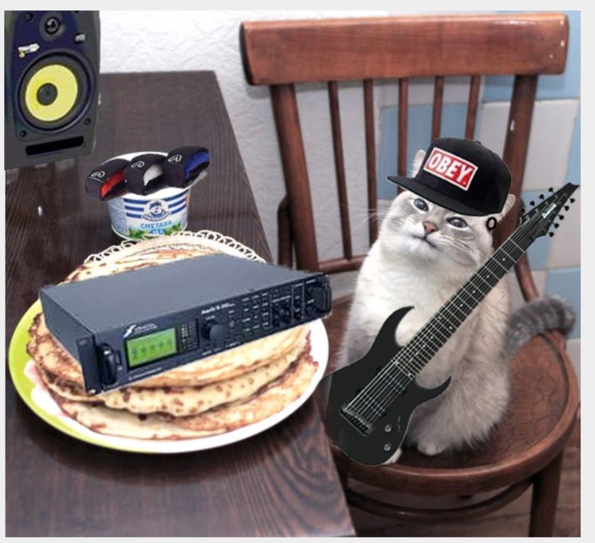 Кот ест пирожок