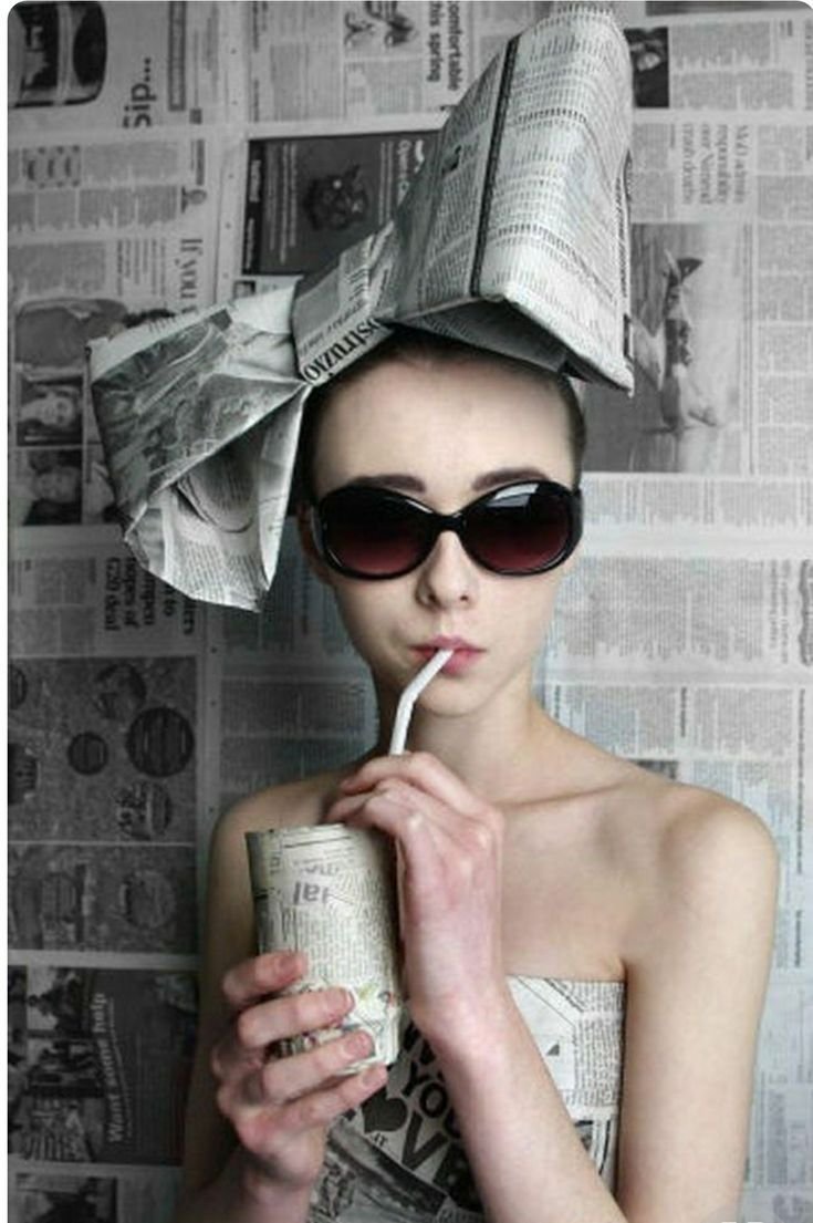 Девушка с газетой