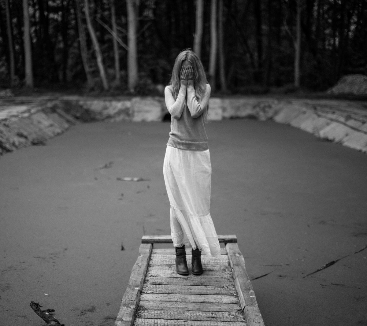 Девушка плачет у окна