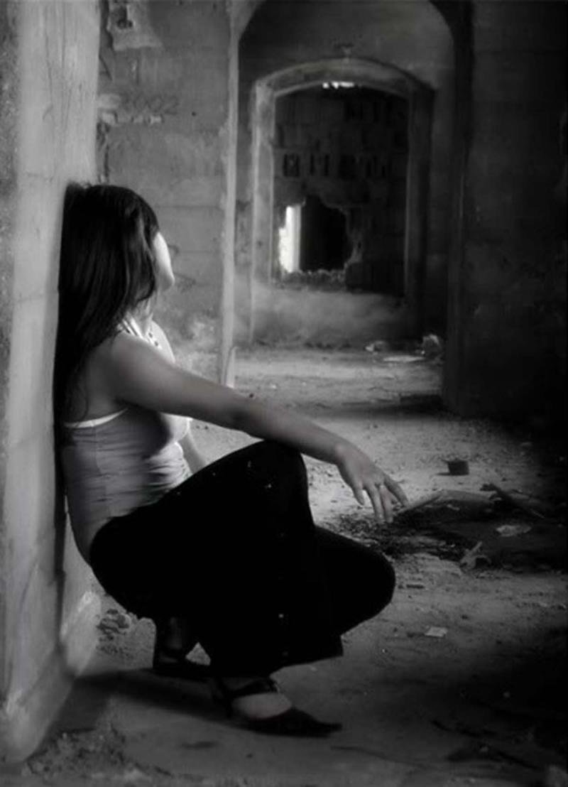 Поникшая девушка