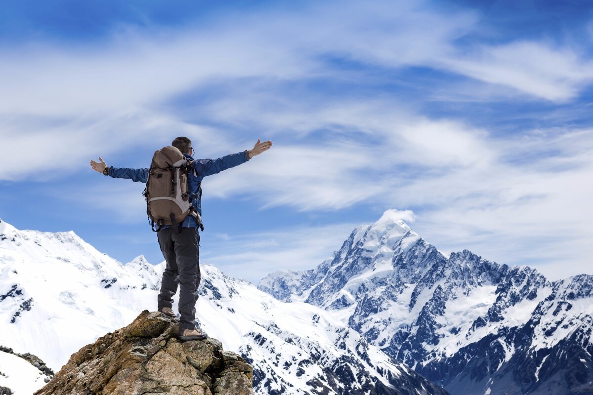 Альпинист на вершине