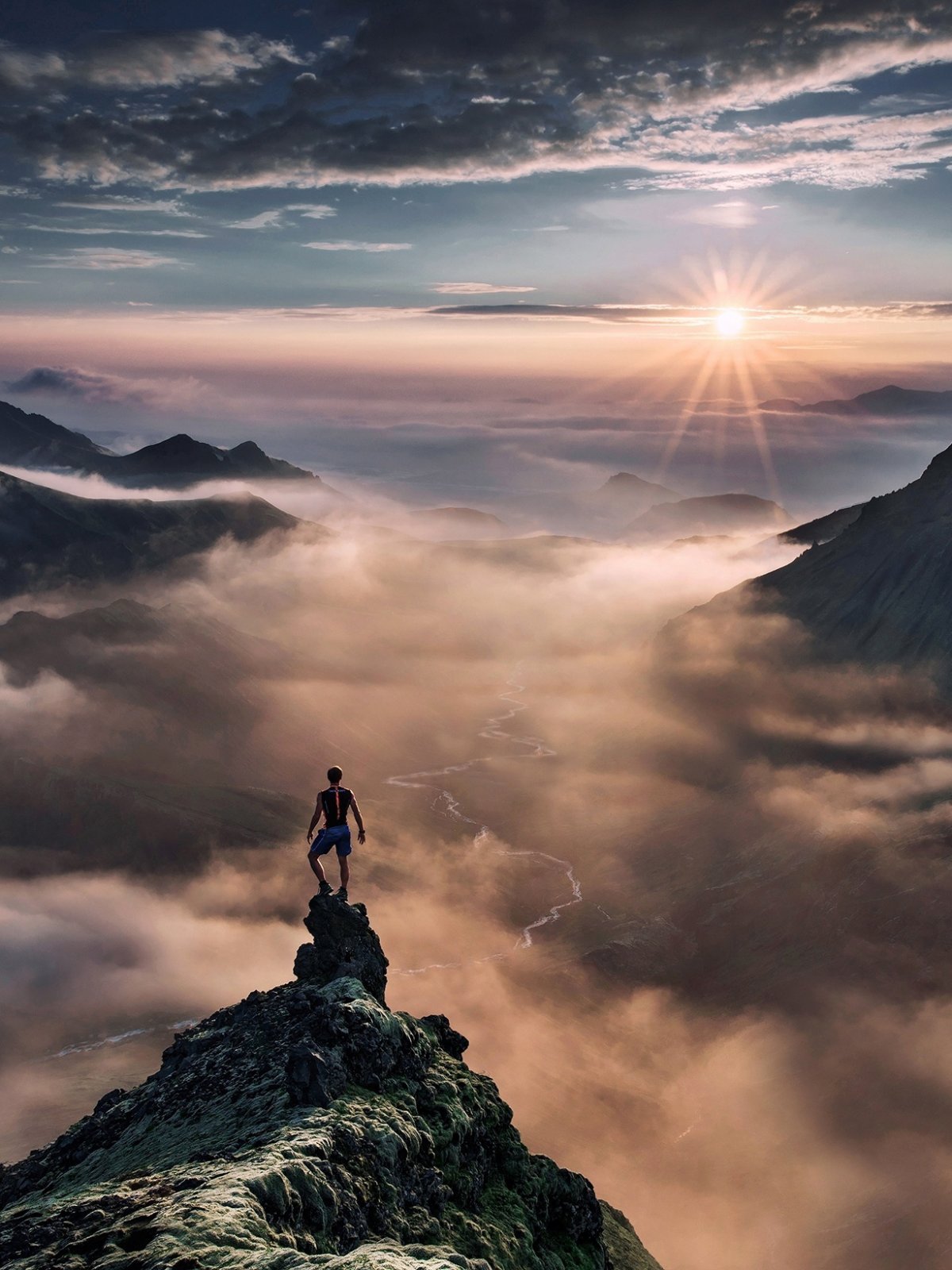 Человек с флагом на горе