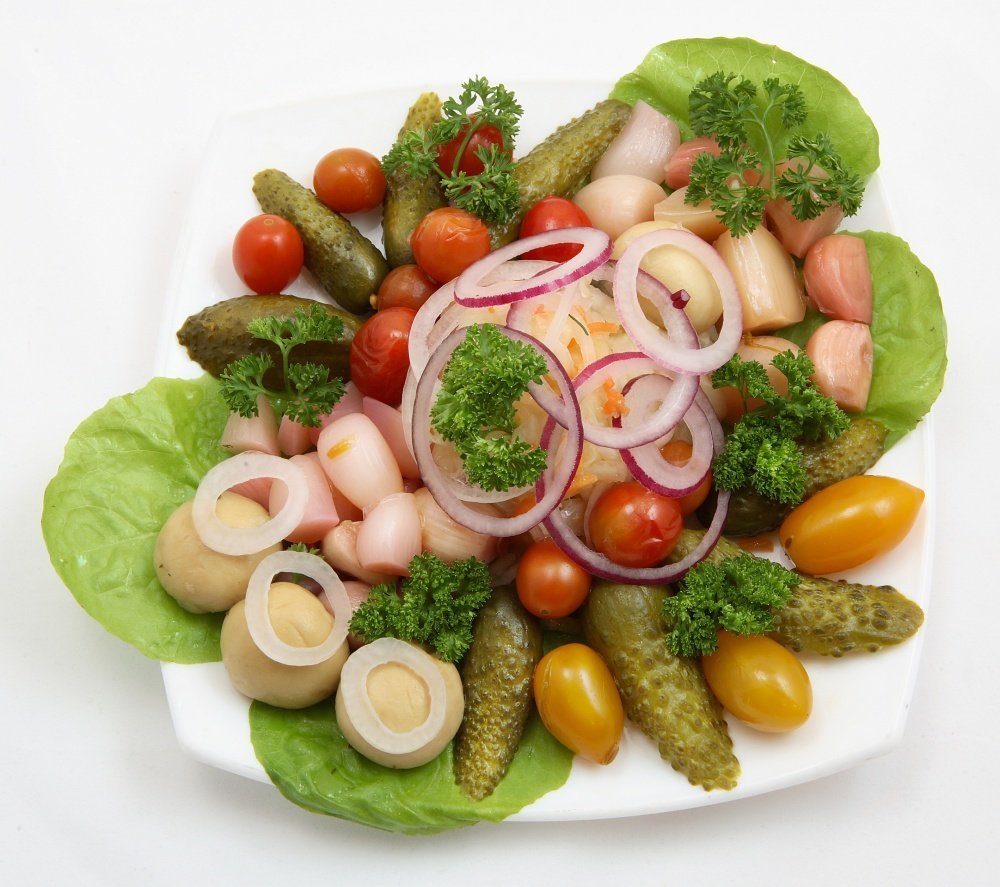 Тарелка с соленьями