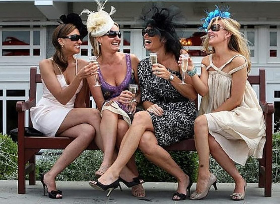 Женщина веселится