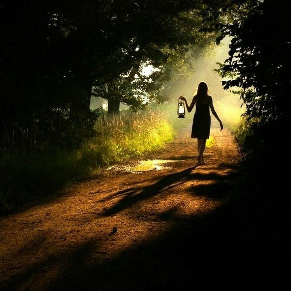 Девушка идет по дороге