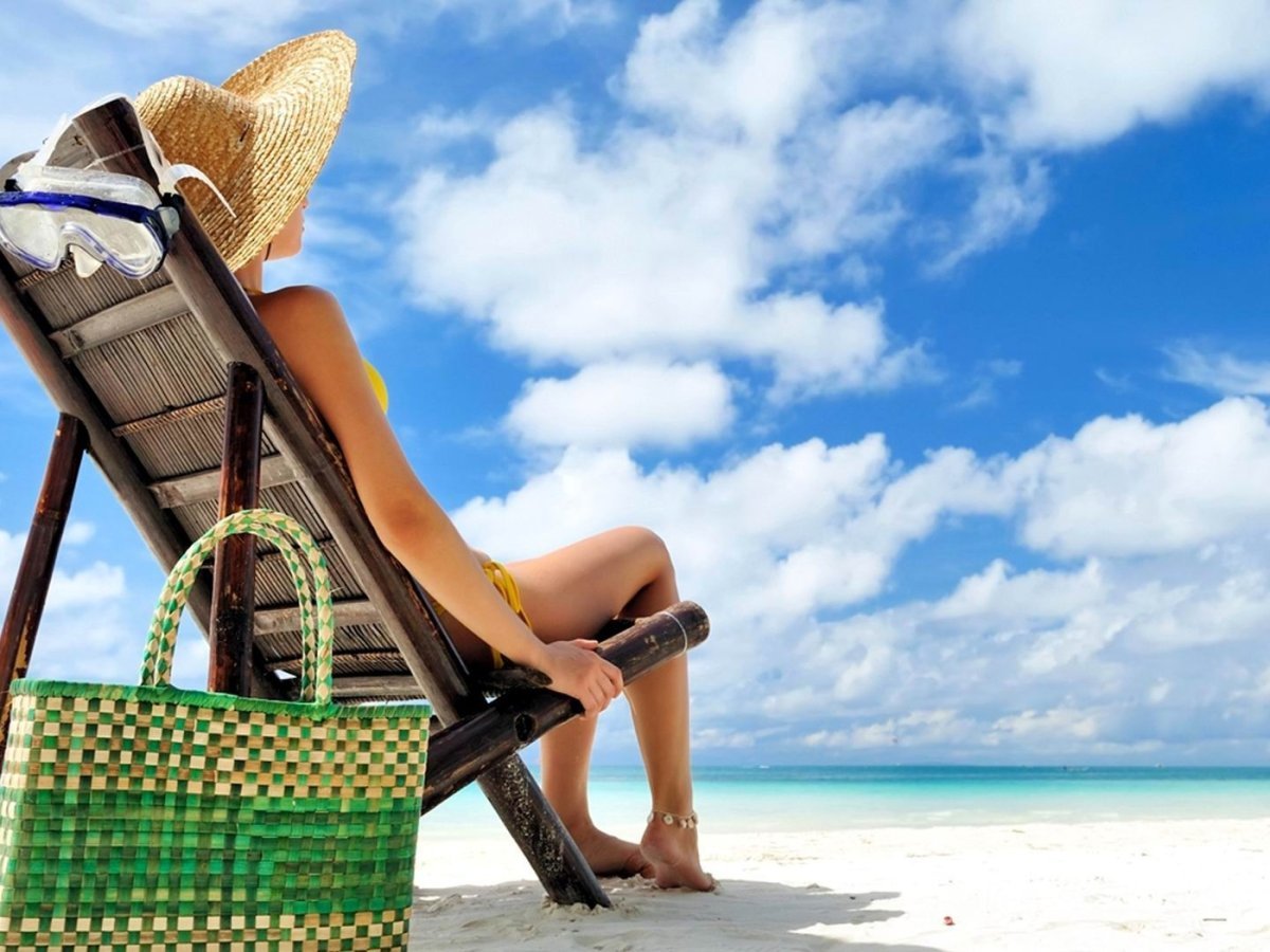 Шезлонг на пляже