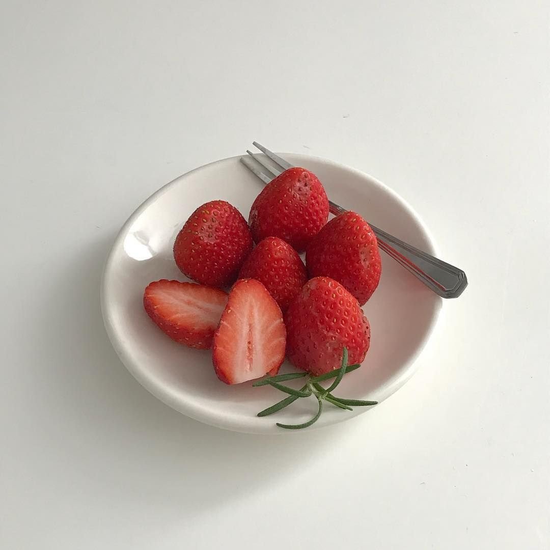 Клубника в тарелке Эстетика