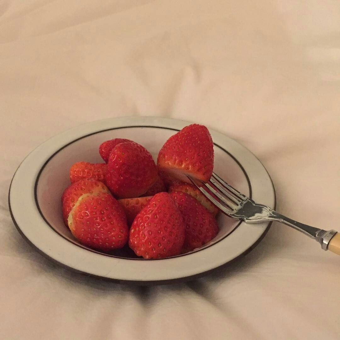 Корзинка яблоки клубника