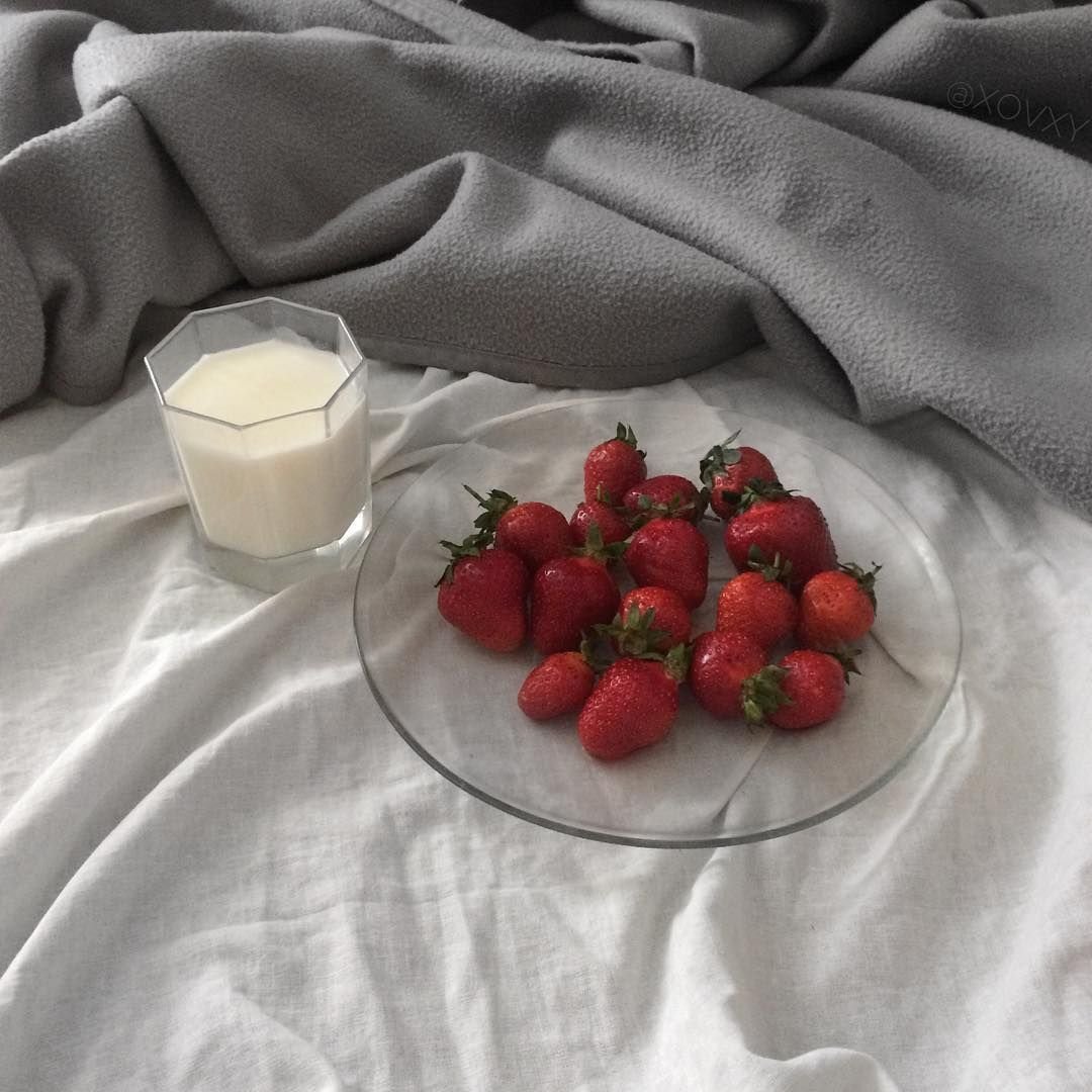 Клубника в руках девушки