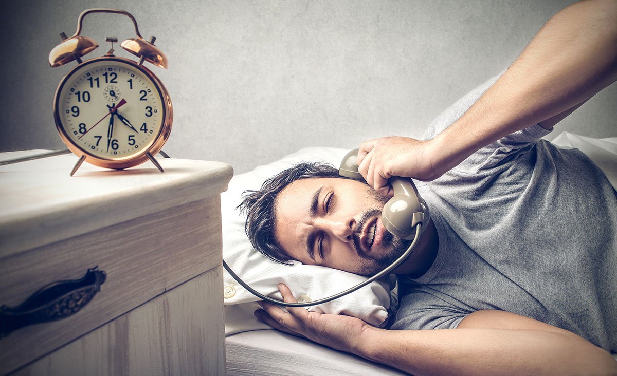 Девушка спит в кровати